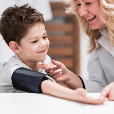 איך מודדים לחץ דם לילדים במכשיר ביתי?