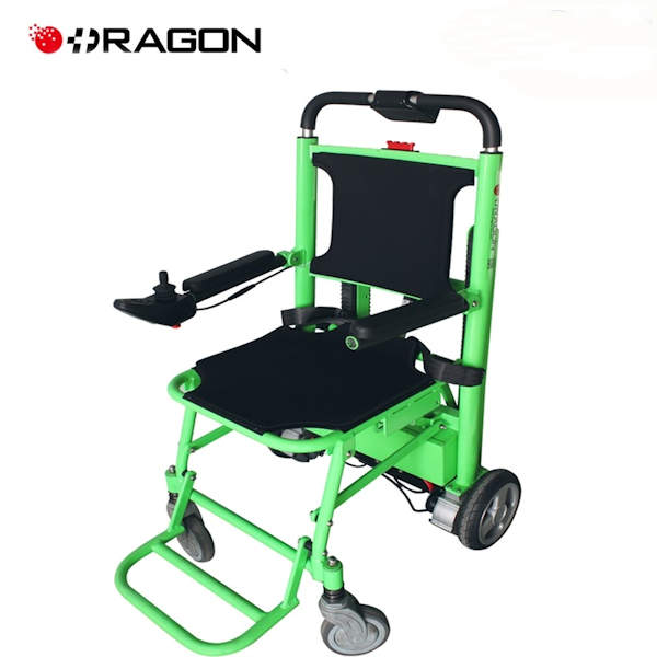 כסא גלגלים ממונע המשולב עם זחל מטפס מדרגות אינטגרלי