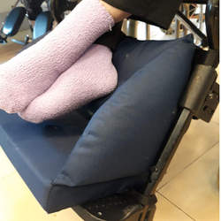 כרית תמיכה לרגליים לכיסא גלגלים 
